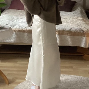 Lång siden kjol - Lång vit siden kjol i storlek 34, jättefin till stickade tröjor nyskick!  