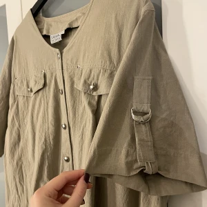 ”Cargo”-tröja - Cool tröja köpt secondhand. Har använt som en oversized tröja med cargostil för mig som är en M🥰 I mycket bra skick! 