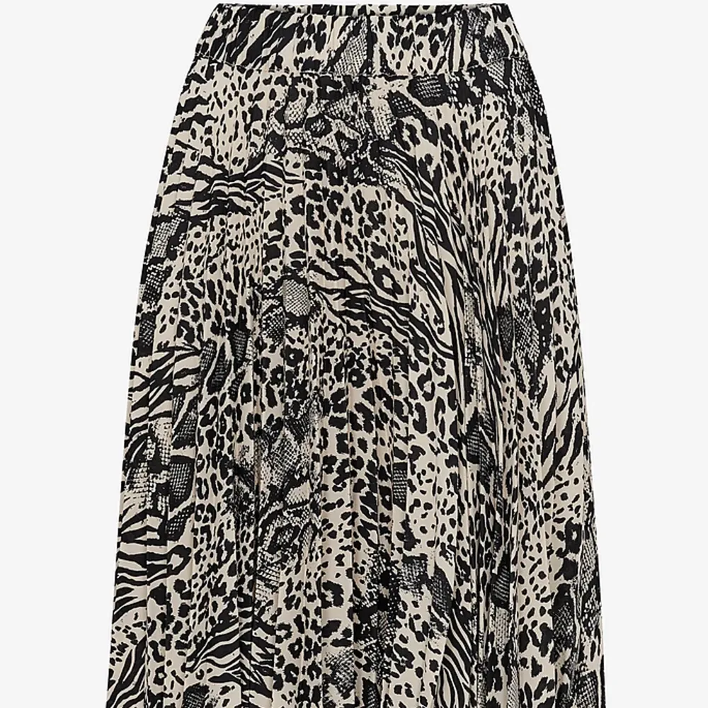Leopardmönstrad kjol från Gina Tricot. Strl M. Jättefin kjol men kommer inte så ofta till användning längre.. Kjolar.