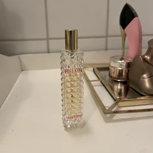 Valentino voce vica - Mini parfym 15ml men ca 10 ml kvar . Luktar supergott