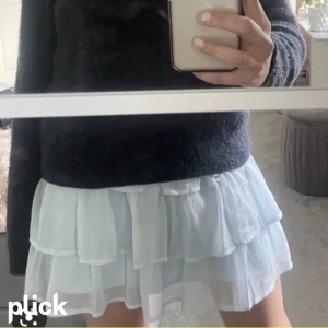 Volangkjol  - Säljer denna snygga kjol då den aldrig kommit till användning. Tryck gärna på köp nu💕