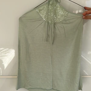 Halterneck  - Ljustgrönt linne, halterneck modell, broderade pärlor 🐚