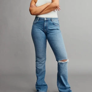 gina jeans - Säljer mina blåa jeans från gina tricot med ett hål i ena knät som är lite low waist, jag står inte för frakten💞