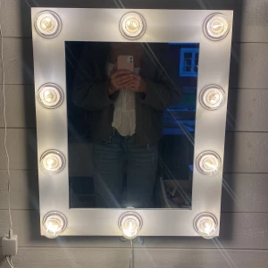 Sminkspegel - Säljer min sminkspegel då jag har köpt en annan, jätte fint skick, haft den i ca ett år.