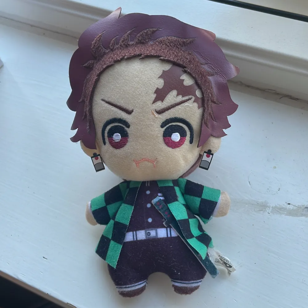 Selling this cute tanjiro from demon slayer plush!! Not sure if its official but it has nice quality and you can also hang it on to stuff!!  Söt tanjiro plushie från demon slayer!! Vet inte om det är officiell merch men är bra kvalitet kan hängas upp!! . Övrigt.