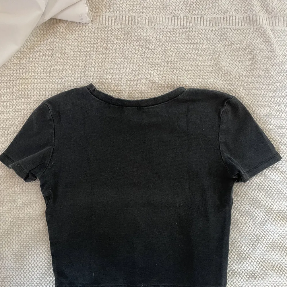 Croppad t-shirt från Zara, svart (mörkgrå)  med en touch av urtvätt Nyskick . T-shirts.