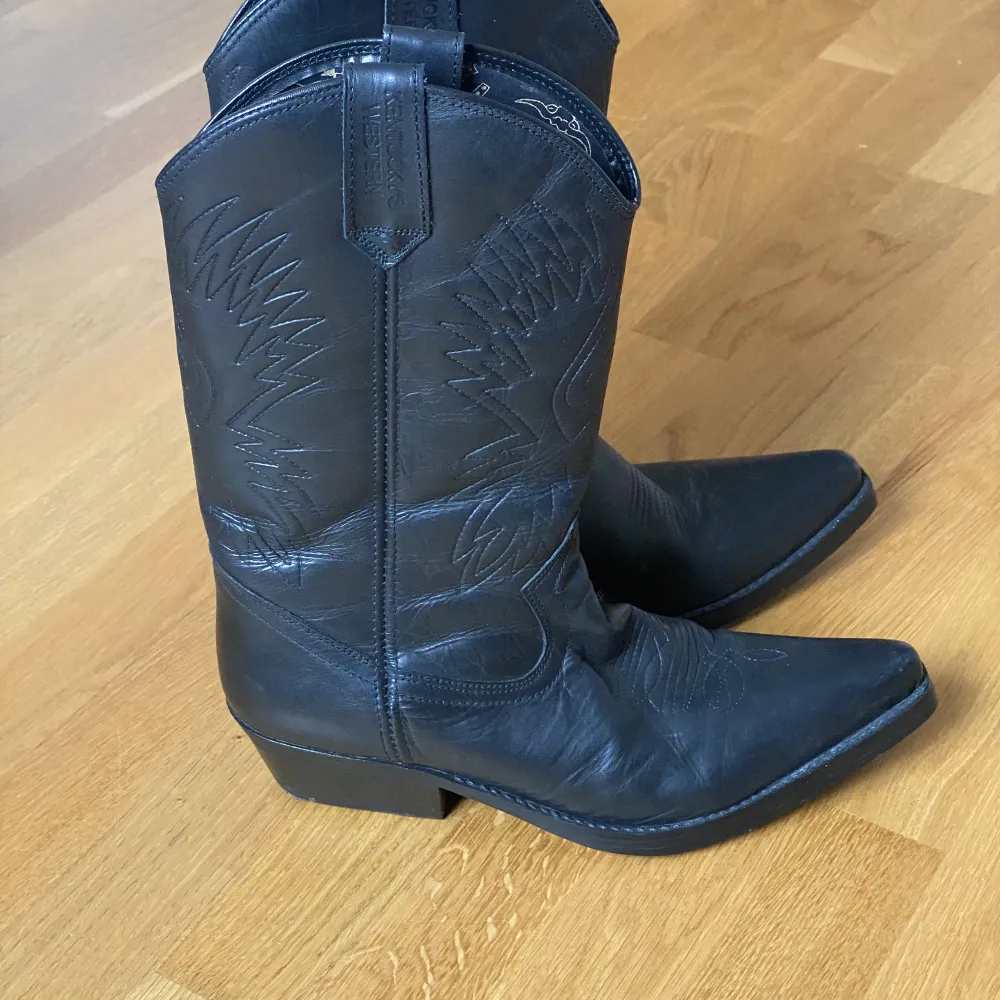 Cowboy boots i läder i bra lätt använd skick, storlek 44. Kommer inte till använding längre😿. Skor.