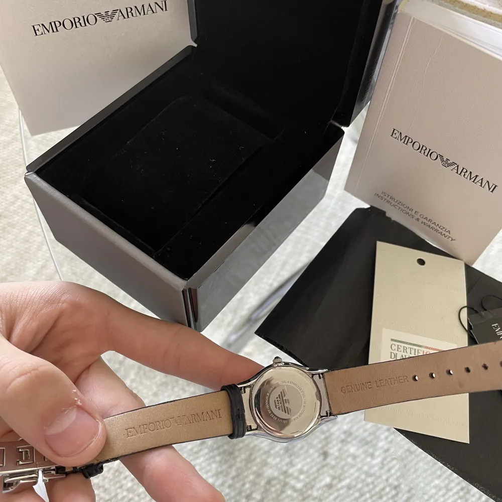 Säljer min riktigt stilrena Emporio Armani klocka med äkta läder band, den är i nästan helt oanvänt skick och fungerar som den ska! Nypris 2500kr, mitt pris 870kr 🙌🏽 Äktahetsbevis och orderbekräftelse finns!🙂. Accessoarer.