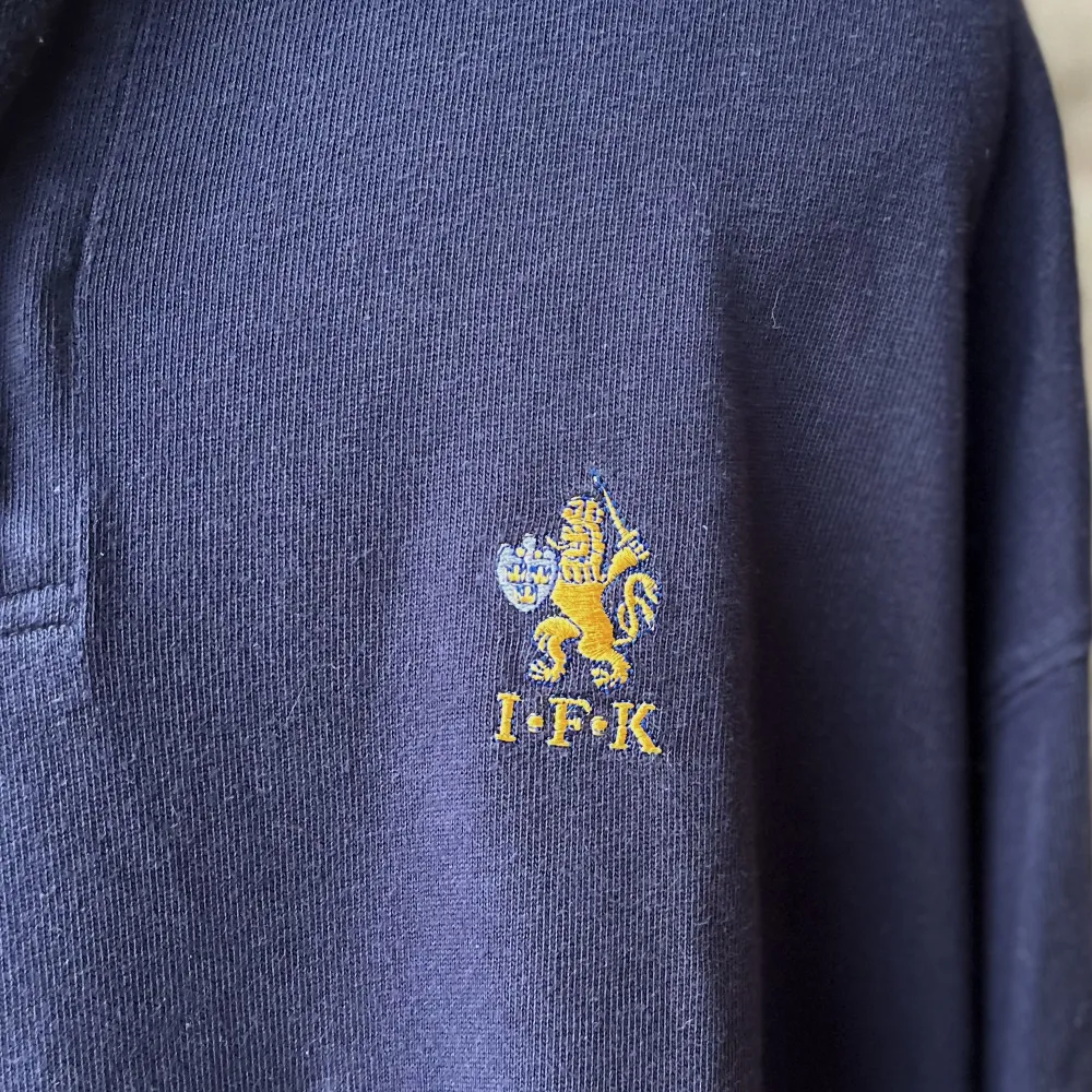Tja! Säljer en IFK Göteborg tröja från 1997-1999 när blåvitt va sponsrat av Reebok. Kvaliten är mycket bra, storleken är L men större i storlek!!🔵⚪️. Skjortor.