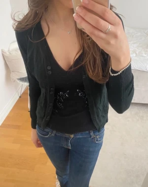 Kofta - Svart kofta från secondhand. Aldrig använt den. Fint skick och söta knappar💗