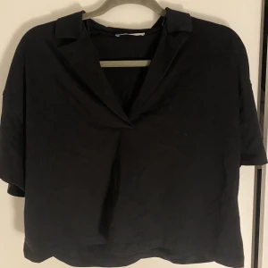 Zara top - Croppad Zara topp. Nästan aldrig använd. Skriv för fler bilder eller frågor💕