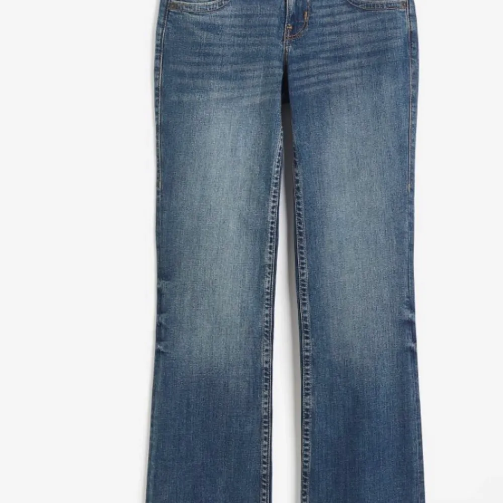 säljer dessa as snygga jeans från HM då jag är i behov av både pengar men även av att rensa min garderob, köpte de väldigt nyligen och de är i storlek 40🙌🏼kan ta egna bilder vid intresse om det önskas. Jeans & Byxor.