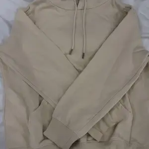 Gul/beige hoodie. (Mer gul i verkligheten men inte senapsgul)