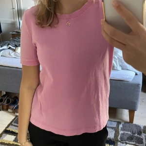 Rosa tshirt från zara - Fin tshirt från zara endast använd ett fåtal gånger! Härlig färg och i storlek M men passar även som en S💖
