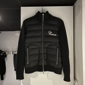 Sjukt snygg Moncler cardigan i fint skick. Storlek S. Vid andra frågor eller funderingar är det bara att höra av sig. 🔔