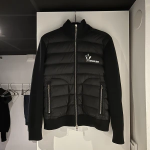 Moncler Cardigan - Sjukt snygg Moncler cardigan i fint skick. Storlek S. Vid andra frågor eller funderingar är det bara att höra av sig. 🔔