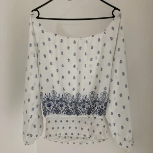 Vit blus med mörkblått mönster  - I nytt skick, använd 1 gång  Storlek: 146-152 Har S men den är bara lite för stor för mig Är ganska genomskinlig så rekommenderar att ha ett linne under Skriv gärna om du är intresserad eller vill förhandla om priset  