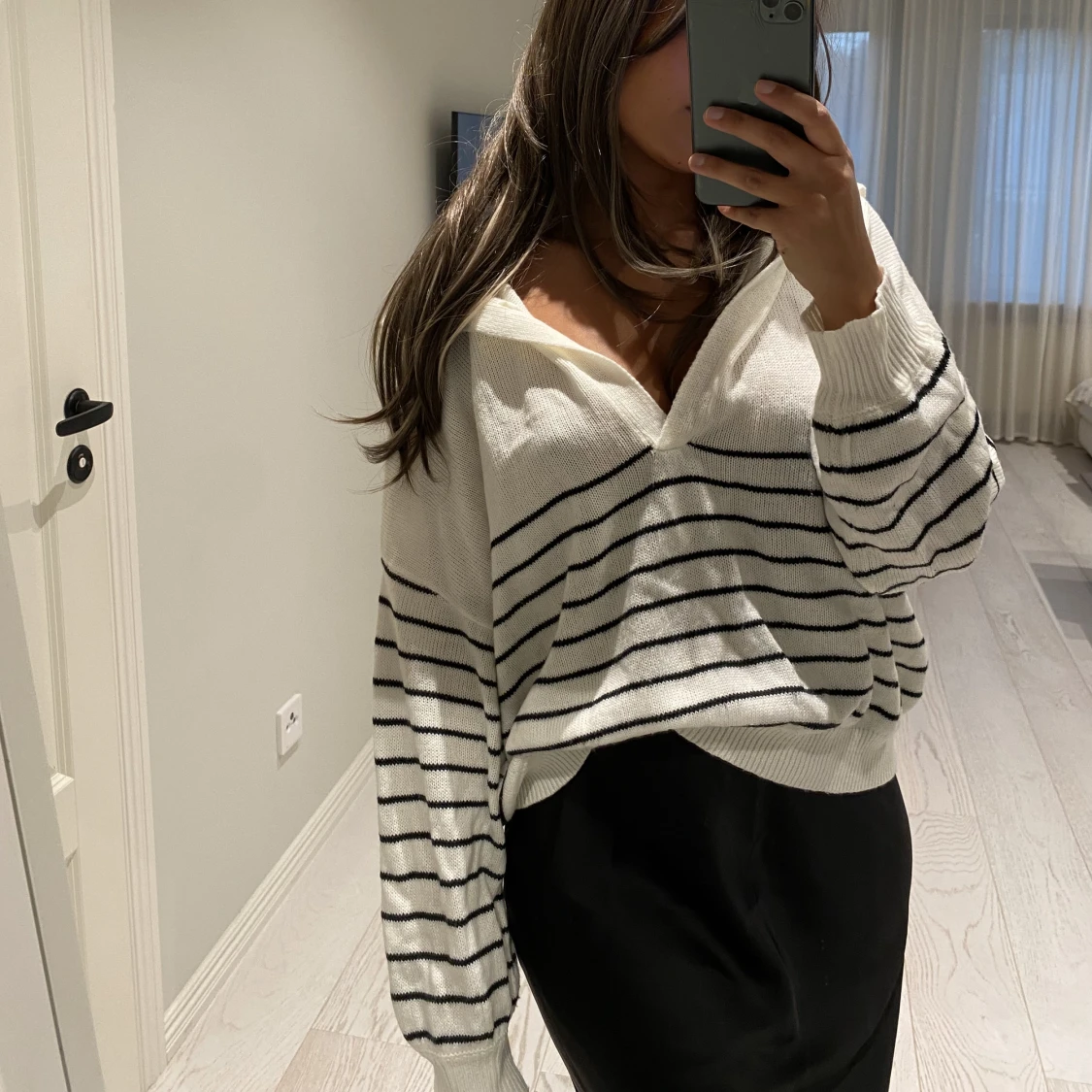 Randig tunnstickad tröja