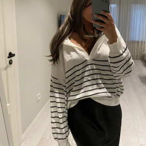 Randig tunnstickad tröja - Tunnstickad tröja med fin krage 