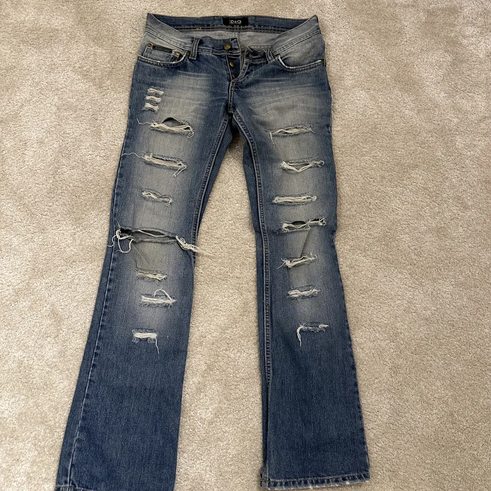 Asnajs lågmidjade bootcut jeans från Dolce&Gabbana. Jag har köpt dom här på plick men dom var tyvärr försmå. Skulle säga att dom passar storlek 34-36 ungefär💓. Jeans & Byxor.