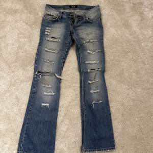 Asnajs lågmidjade bootcut jeans från Dolce&Gabbana. Jag har köpt dom här på plick men dom var tyvärr försmå. Skulle säga att dom passar storlek 34-36 ungefär💓