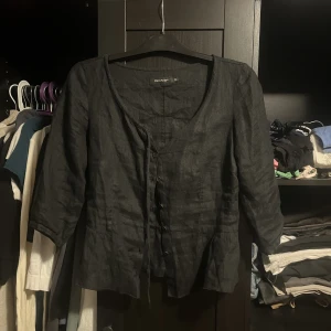 Supersnygg blusaktig topp! - Svart topp med knappar och snygga ärmar volangaktigt och knyte💞💞