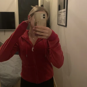 Röd juicy couture kofta - Röd