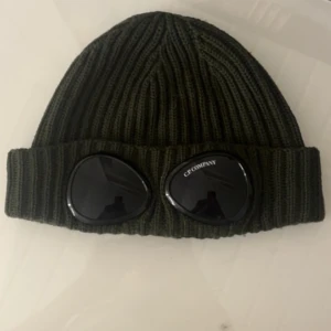 C.P. COMPANY mössa - Säljer min gröna cp company mössa då den inte kommer till användning längre! Använd fåtal gånger Qr kod och orderbekräftelse finns!