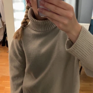 Stickad tröja  - Säljer denna fina stickade tröja med hög krage. Sällan använd.