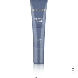 Stay awake eye gel - Från Hickap aldrig använd. Återfuktande ögongel som visuellt minskar svullnad, mörka ringar och fina linjer i området kring ögonen. Klappa försiktigt in runt ögonen morgon och/eller kväll. Volym: 15ml.