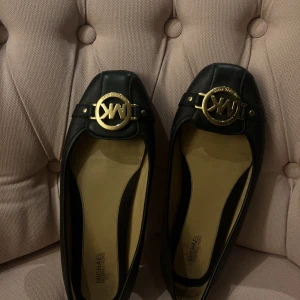 Michael kors ballerina  - Super fina ballerina skor i bra skick, ny pris 1600. Låda finns med!