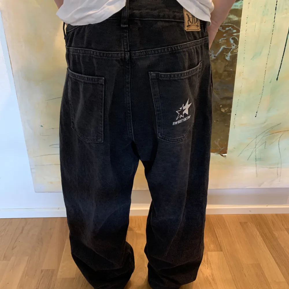 Sköna baggy jeans från Sweet Sktbs modell Big Skate i lite nertvätta svart denim med embo på baksidan. Skön jeans och grym passform . Jeans & Byxor.