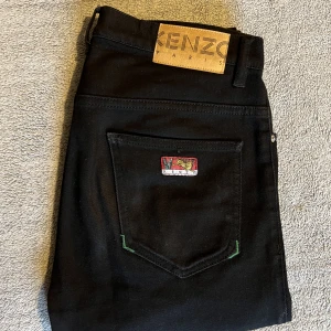 Kenzo Jeans - Hej, Säljer ett par exklusiva Kenzo Jeans då jag har för många liknande jeans. Dom är jättebra skick utan och alla taggar samt kvitto finns kvar i kuvertet från Kenzo.  Hör av dig vid frågor eller fler bilder. Med vänliga hälsningar 