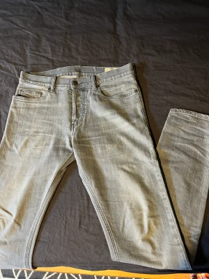 Diesel Jeans - Hej! Säljer nu ett par gråa Jeans från Diesel i jättebra skick! Dom är storlek 30x32 och slim i passformen. Köpte dom på NK i Göteborg  Hör av dig vid frågor