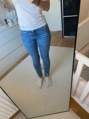 Skinny jeans Zara - Så fin färg! Mjuka och sköna. Klippt av dem längst ner pga för långa, jag är 1,64 cm. Sparsamt använda. Storlek 34. 
