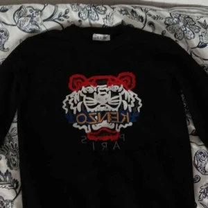 Kenzo tröja - Säljer denna då den är för lite och jag vill bli av med den. Storlek S. Skick 10/10.  500kr priset kan diskuteras 