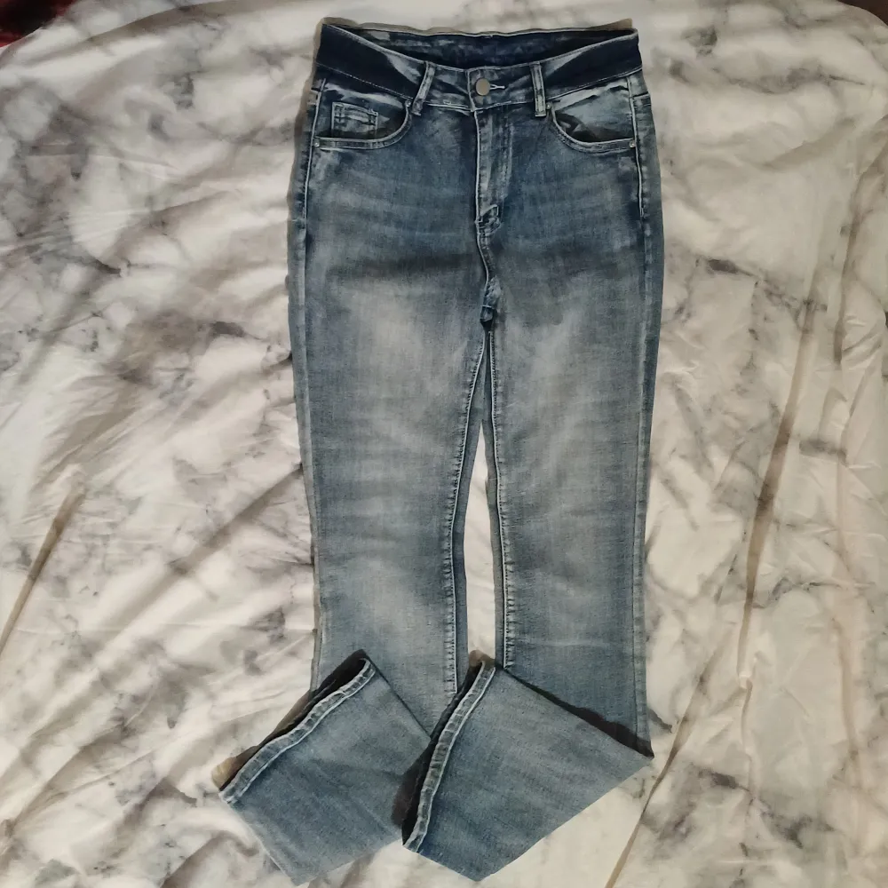 Bootcut jeans med fickor baktill. Längden passar bra upp till 175cm. Använt fåtal gånger. Frakten ingår i priset.. Jeans & Byxor.