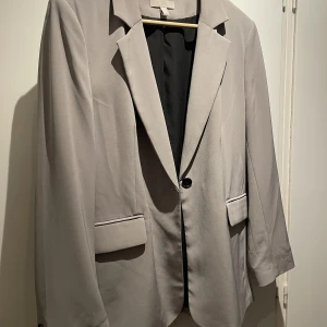 Kavaj  - Ljusgrå kavaj från HM. Storlek M, knappt använd. 