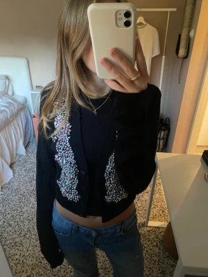 Kofta från H&M  - Superfin kofta från H&M med stenar! I princip aldrig använd och i nyköpt skick! 💕