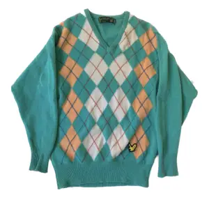 En bra kvalitet stickad tröja från lyle&scott. Köpt på second hand emmaus för 220kr och har nästan aldrig använt. Frakt ingår ej.🌿🪵🌳