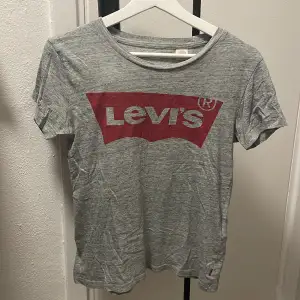 Enkel Levis T-shirt. Är använd några fåtal gånger och är i fint skick. Skickar gärna fler bilder om du är intresserad. Ps frakt tillkommer 💫