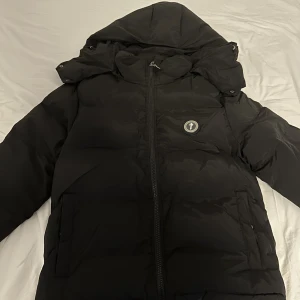 Trapstar Jacka (Helt ny) - Hej, jag säljer min helt nya Trapstar Jacka för att den är för stor för mig. Den kommer med alla lappar/taggar. 