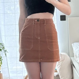 KJOL - Den har använts kanske en eller två gånger och är fortfarande i nyskick💕 Färgen är brun/orange!🧡🤎