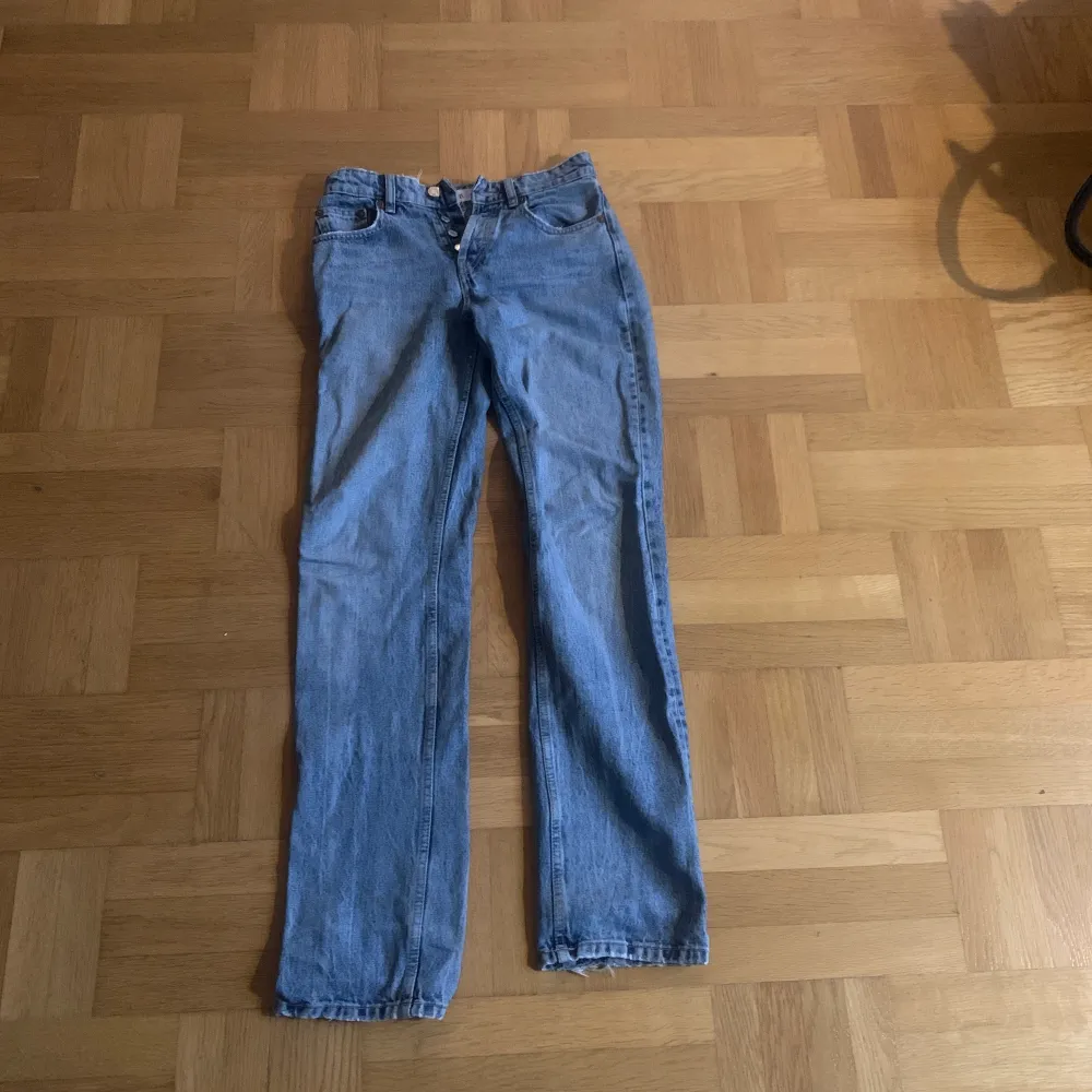 Ett par blåa jeans från zara som är köpte för ungefär 2 år sedan, jätte snygga men säljer pågrund av att dom är för små. Jeans & Byxor.