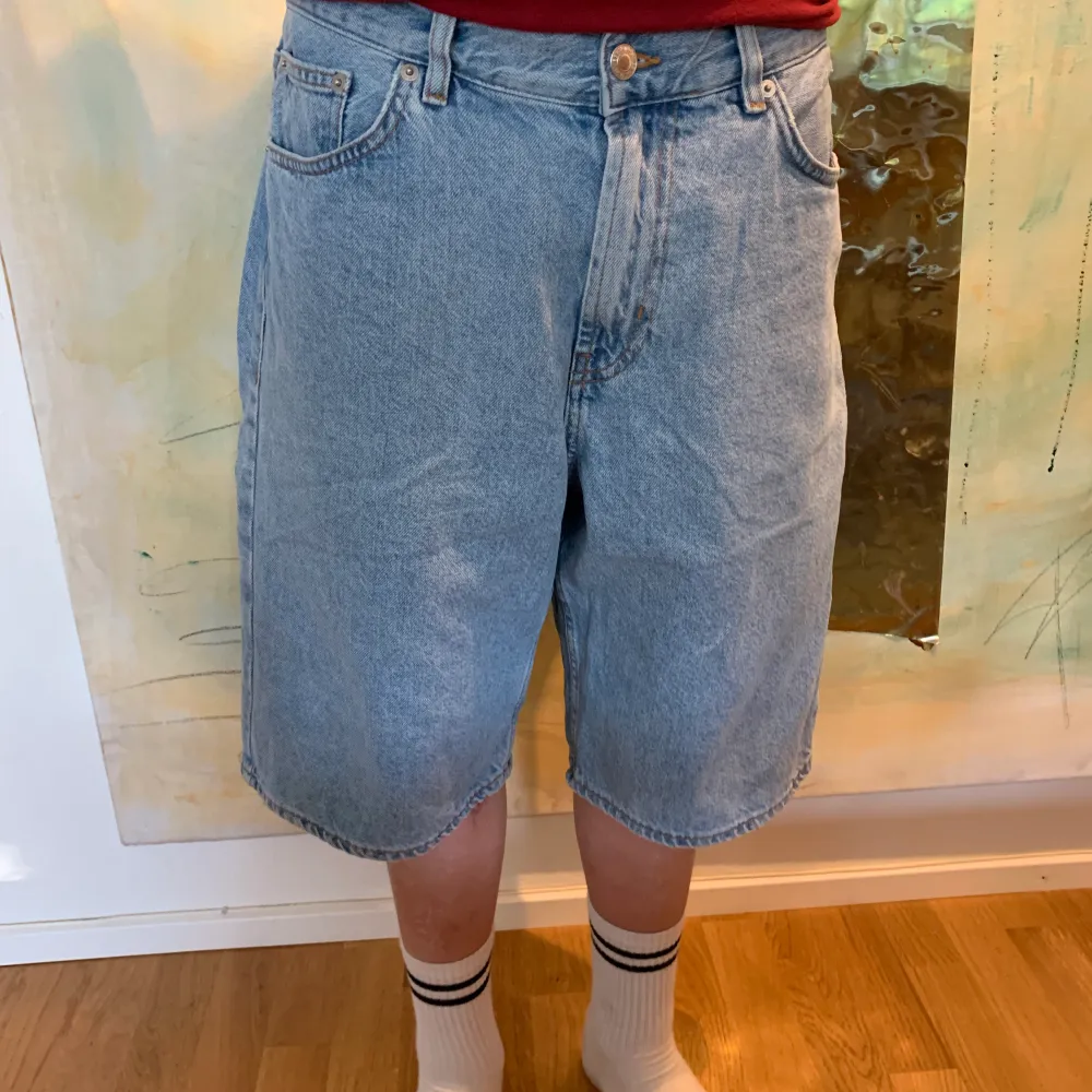 Feta jeansshorts Big Skate från Sweet Sktbs i ljus tvätt.. Jeans & Byxor.