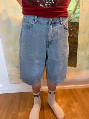 Sweet Sktbs Big Skate jeans shorts - Feta jeansshorts Big Skate från Sweet Sktbs i ljus tvätt.