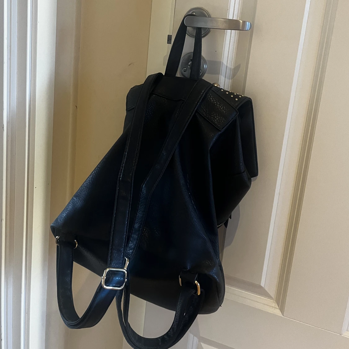 Svart väska med guld nitar - 91