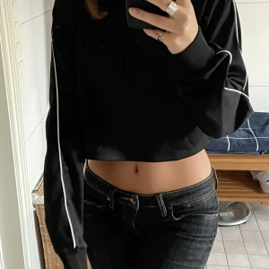 Tröja  - Kort svart sweatshirt med rnd på sidan av armen 💖