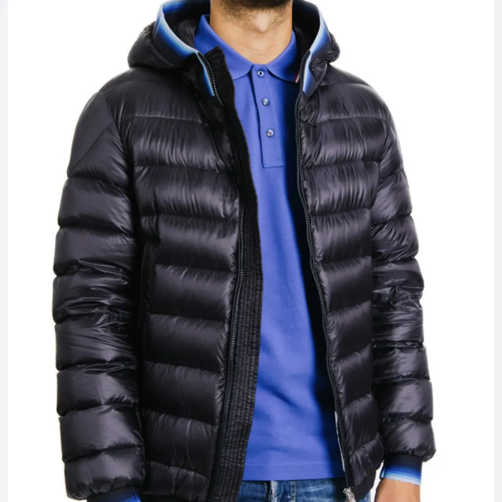 Moncler Avrieux Stripe-Trimmed Quilted Shell Hooded Down Jacket.  Marinblå Moncler jacka storlek 1, sitter som S/M. Knappt använd, därav nyskick.  Köpt på MR PORTER, orginal kvitto finns.. Jackor.