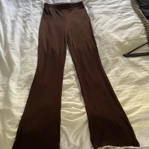 Bruna byxor - Bruna ribbade byxor från Nelly 